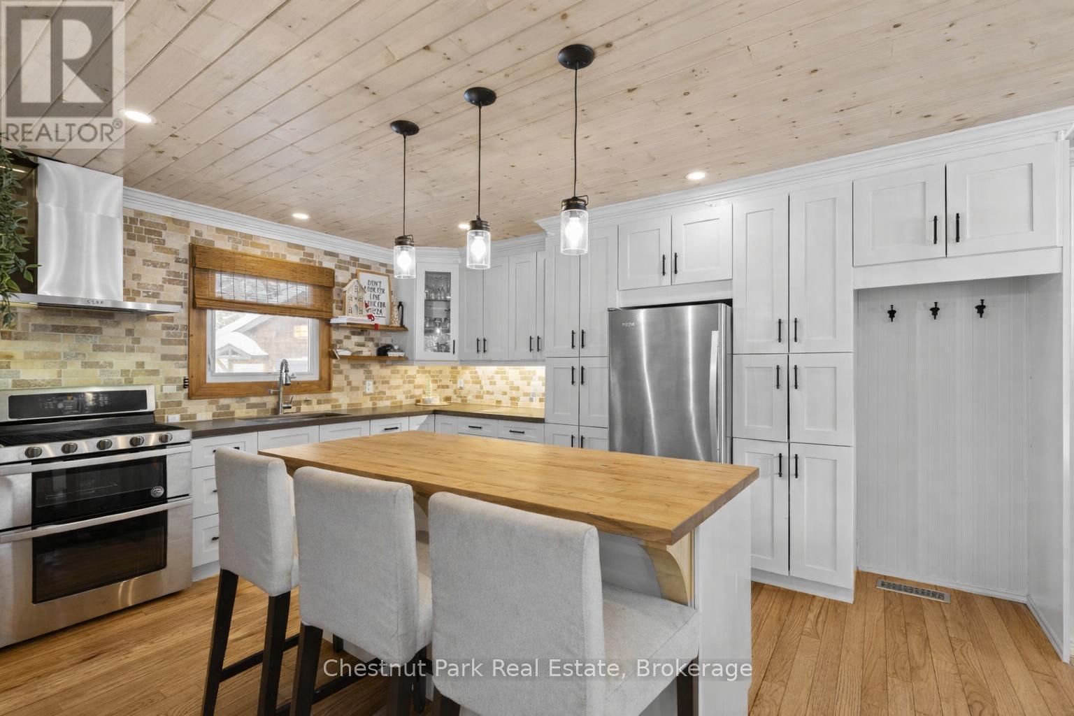 4478 Southwood Road, Muskoka Lakes (Wood (Muskoka Lakes)), ON - Indoor Photo Showing Kitchen With Upgraded Kitchen