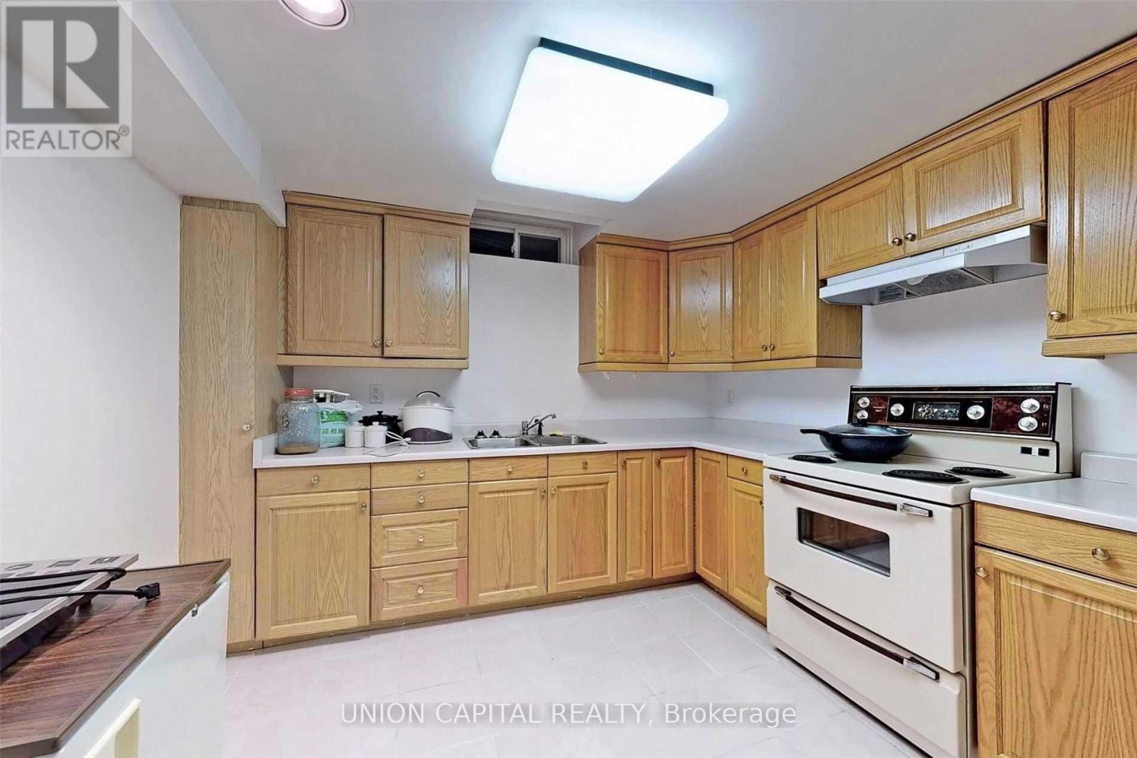 51 Kimbark Crescent, Markham, ON - Indoor Photo Showing Kitchen With Double Sink