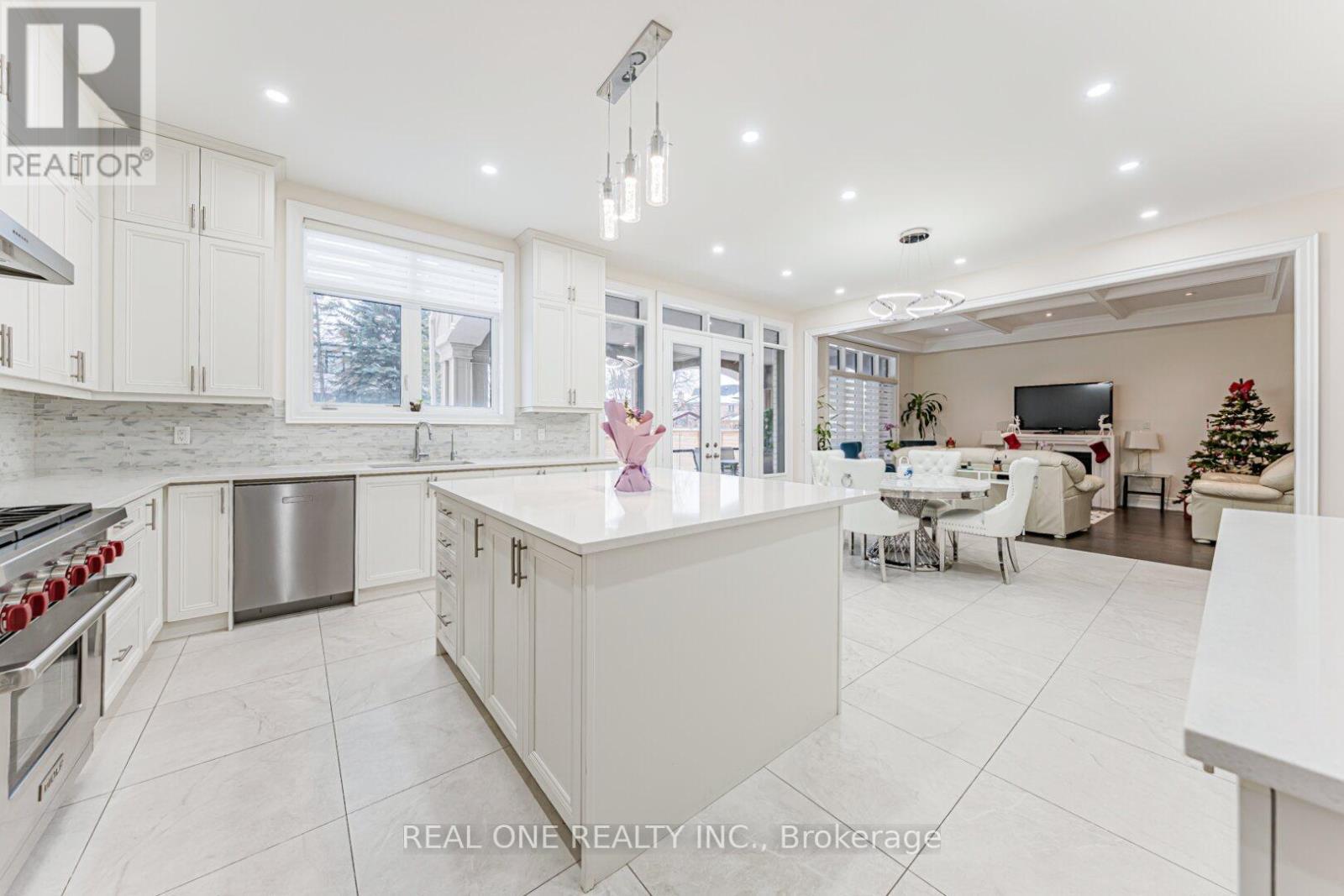45 Shining Willow Court, Richmond Hill, ON - Indoor Photo Showing Kitchen With Upgraded Kitchen