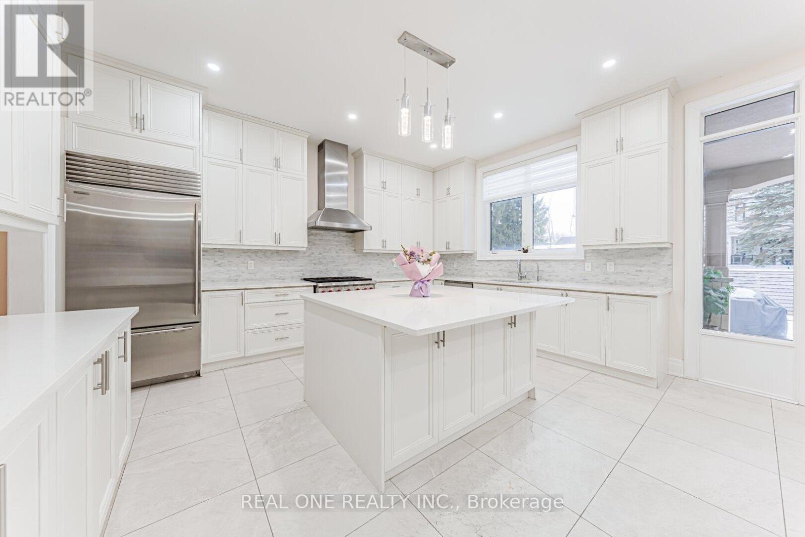 45 Shining Willow Court, Richmond Hill, ON - Indoor Photo Showing Kitchen With Upgraded Kitchen