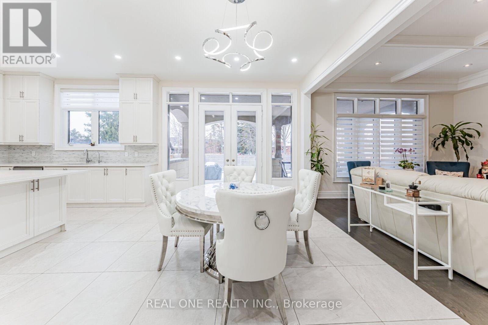 45 Shining Willow Court, Richmond Hill, ON - Indoor Photo Showing Dining Room
