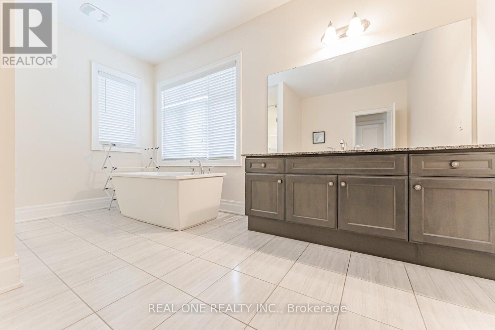 45 Shining Willow Court, Richmond Hill, ON - Indoor Photo Showing Bathroom