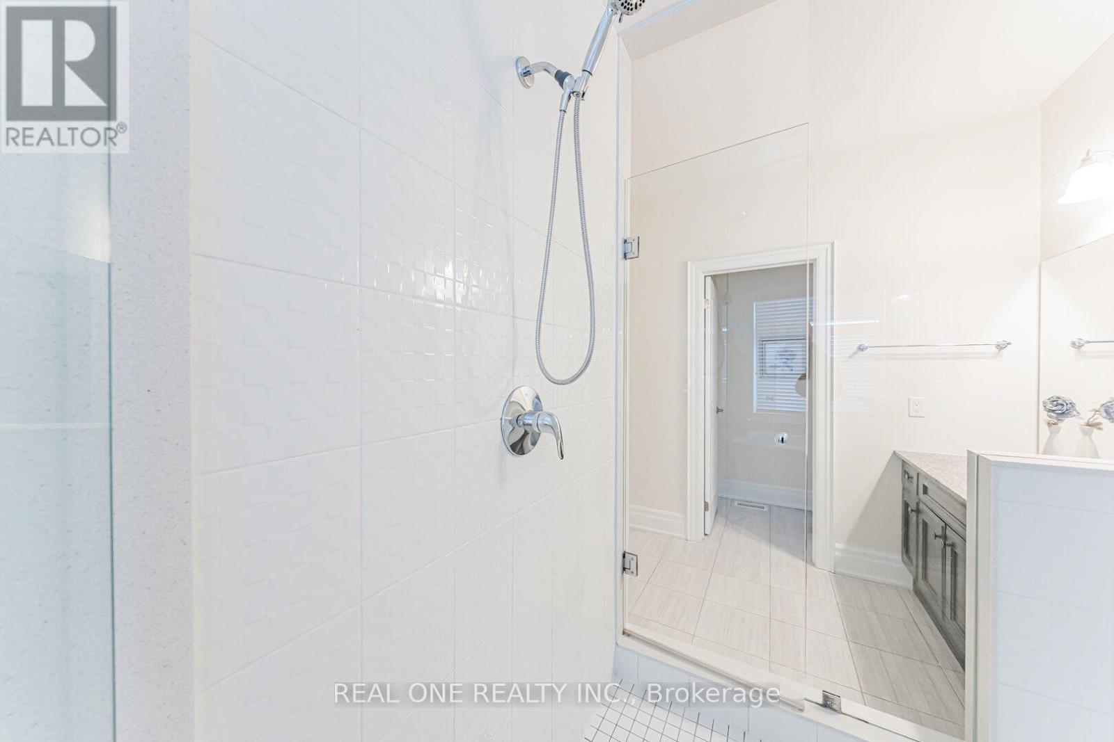 45 Shining Willow Court, Richmond Hill, ON - Indoor Photo Showing Bathroom