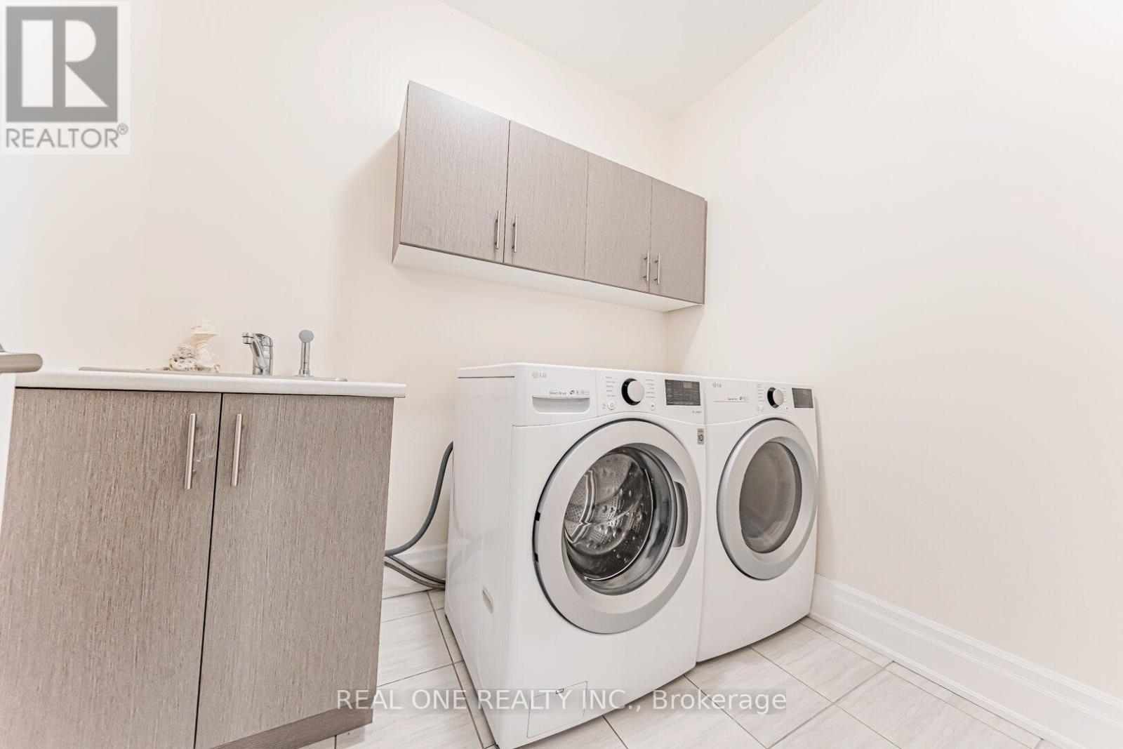 45 Shining Willow Court, Richmond Hill, ON - Indoor Photo Showing Laundry Room