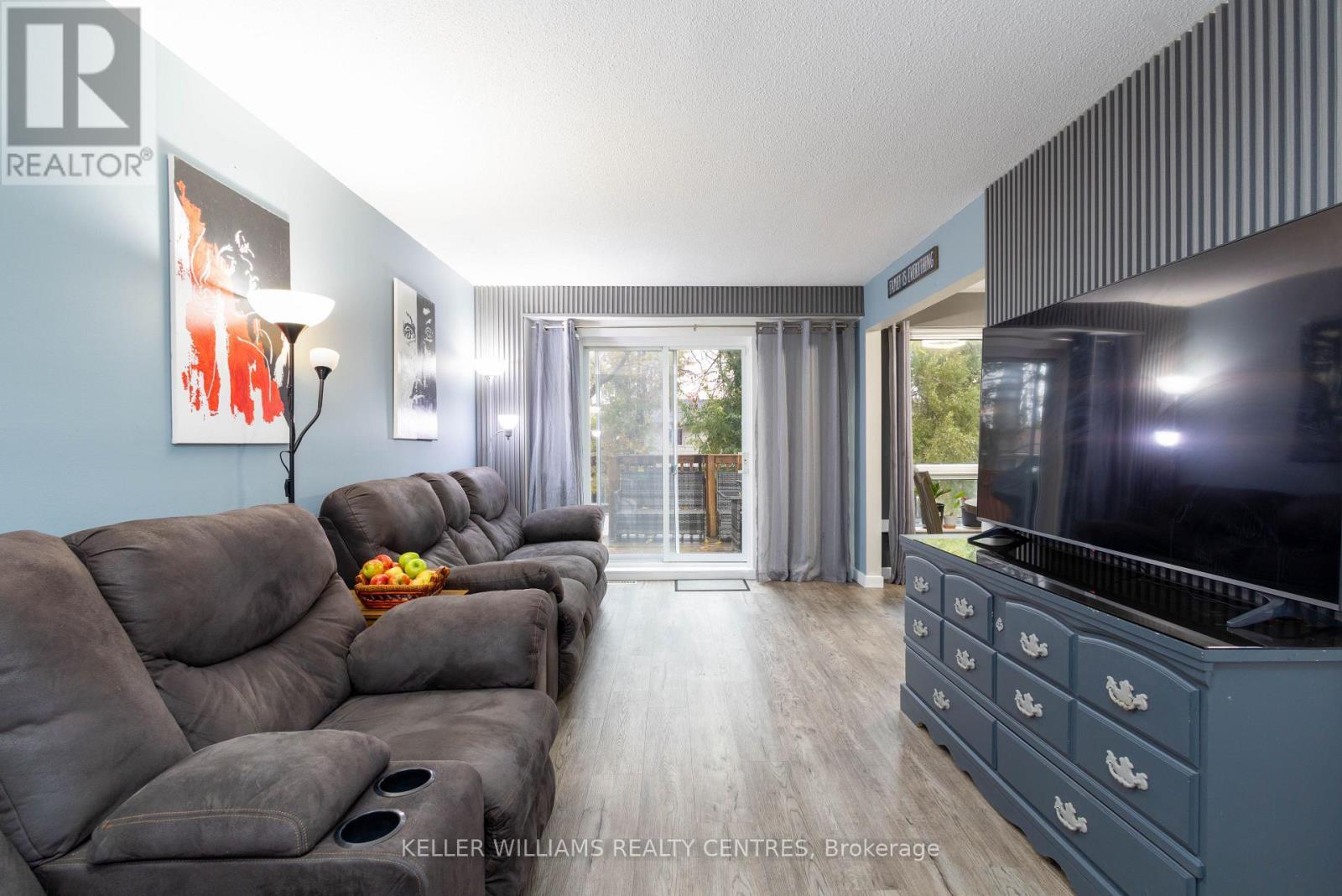 66 Chaucer Crescent, Barrie, ON - Indoor Photo Showing Living Room