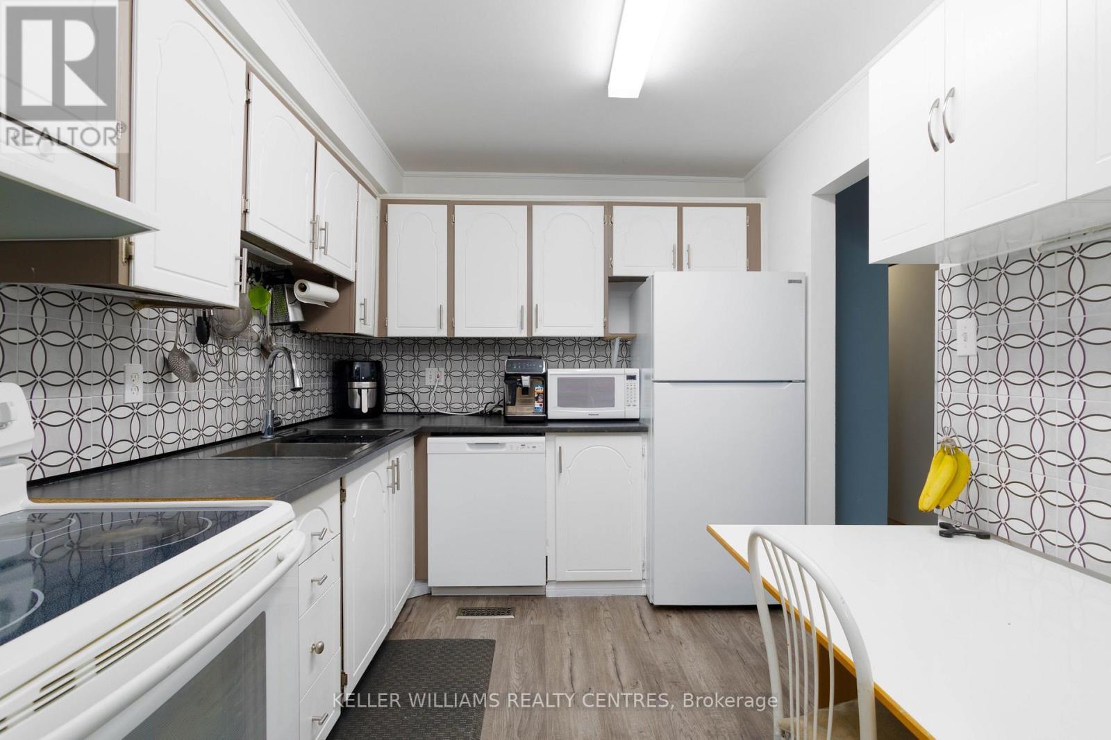 66 Chaucer Crescent, Barrie, ON - Indoor Photo Showing Kitchen