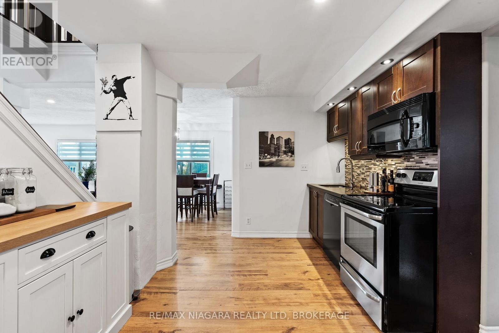 5690 Highland Avenue, Niagara Falls (Hospital), ON - Indoor Photo Showing Kitchen