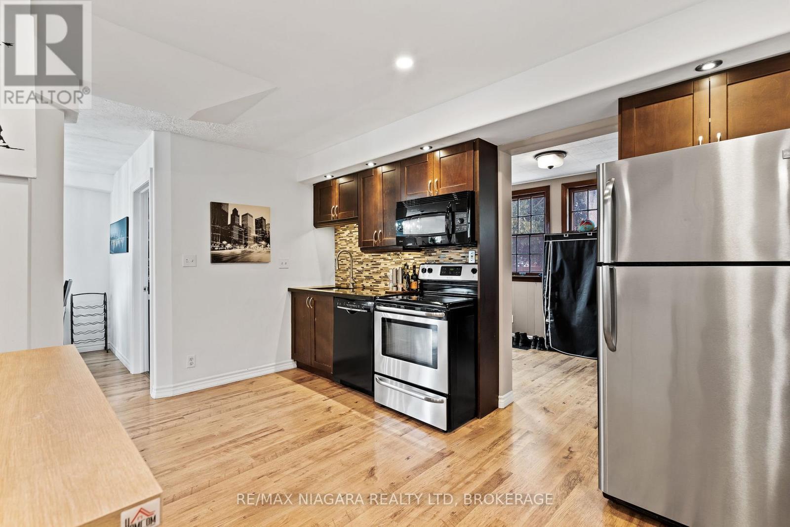 5690 Highland Avenue, Niagara Falls (Hospital), ON - Indoor Photo Showing Kitchen With Stainless Steel Kitchen
