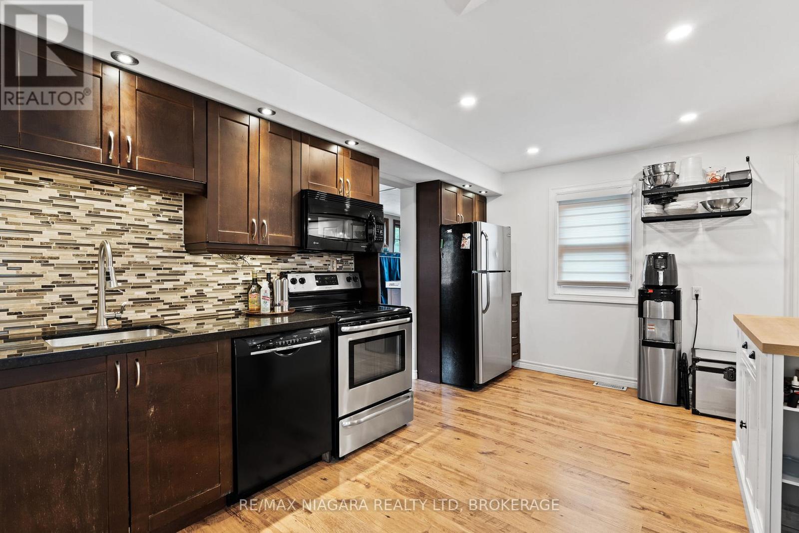 5690 Highland Avenue, Niagara Falls (Hospital), ON - Indoor Photo Showing Kitchen With Stainless Steel Kitchen