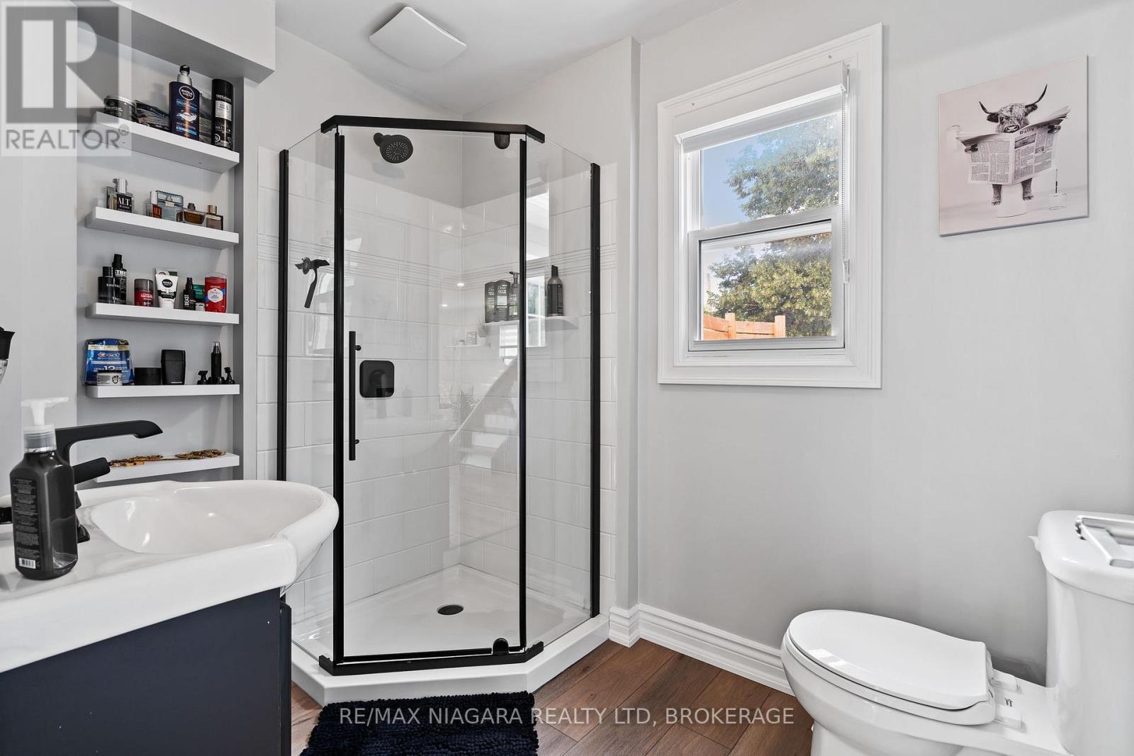 5690 Highland Avenue, Niagara Falls (Hospital), ON - Indoor Photo Showing Bathroom