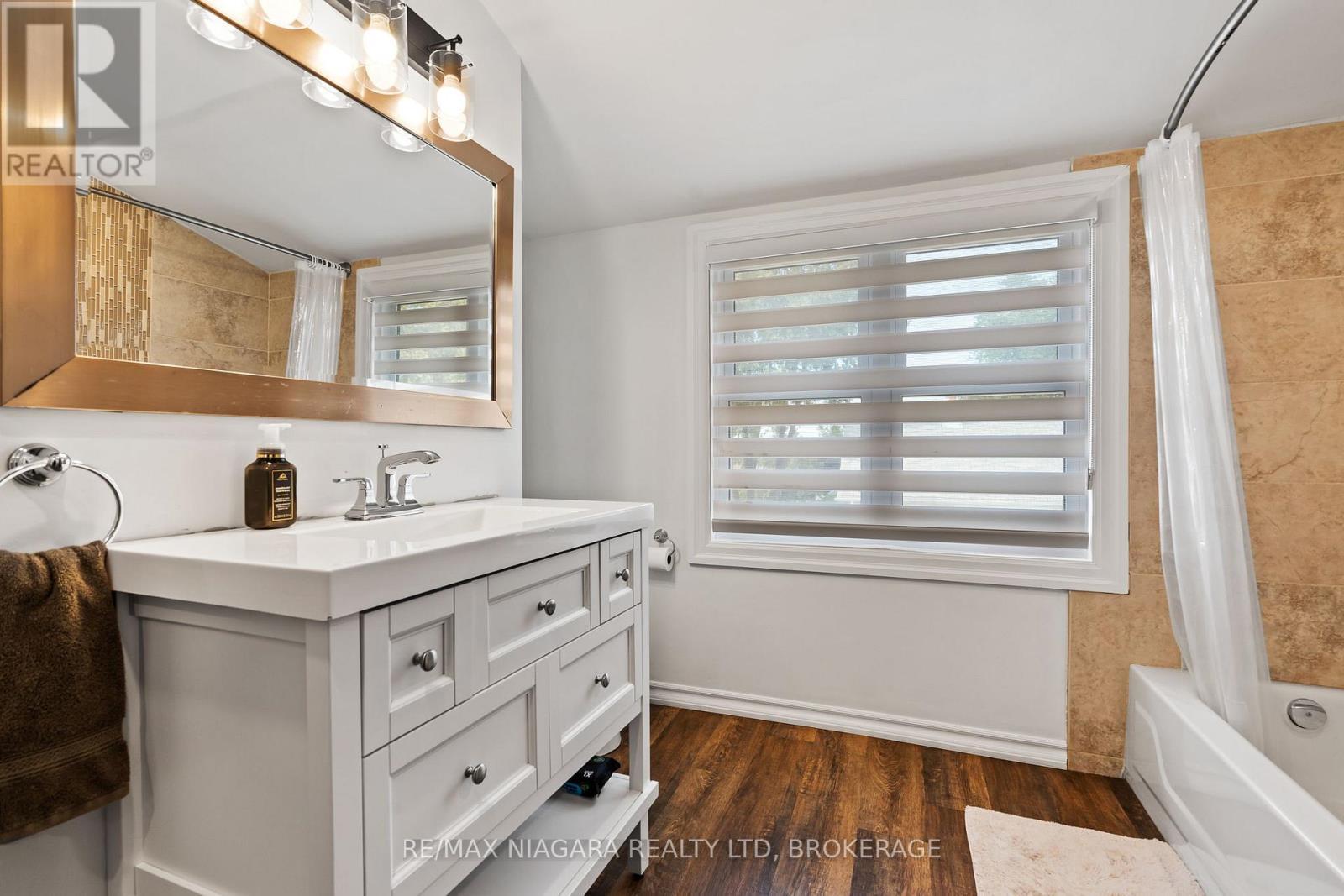 5690 Highland Avenue, Niagara Falls (Hospital), ON - Indoor Photo Showing Bathroom