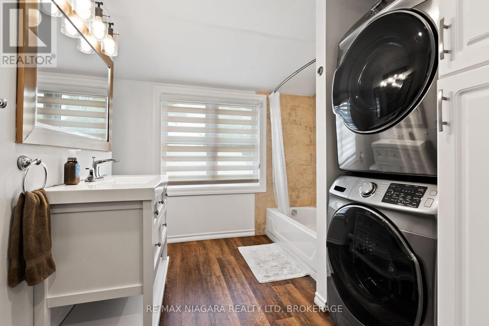 5690 Highland Avenue, Niagara Falls (Hospital), ON - Indoor Photo Showing Laundry Room