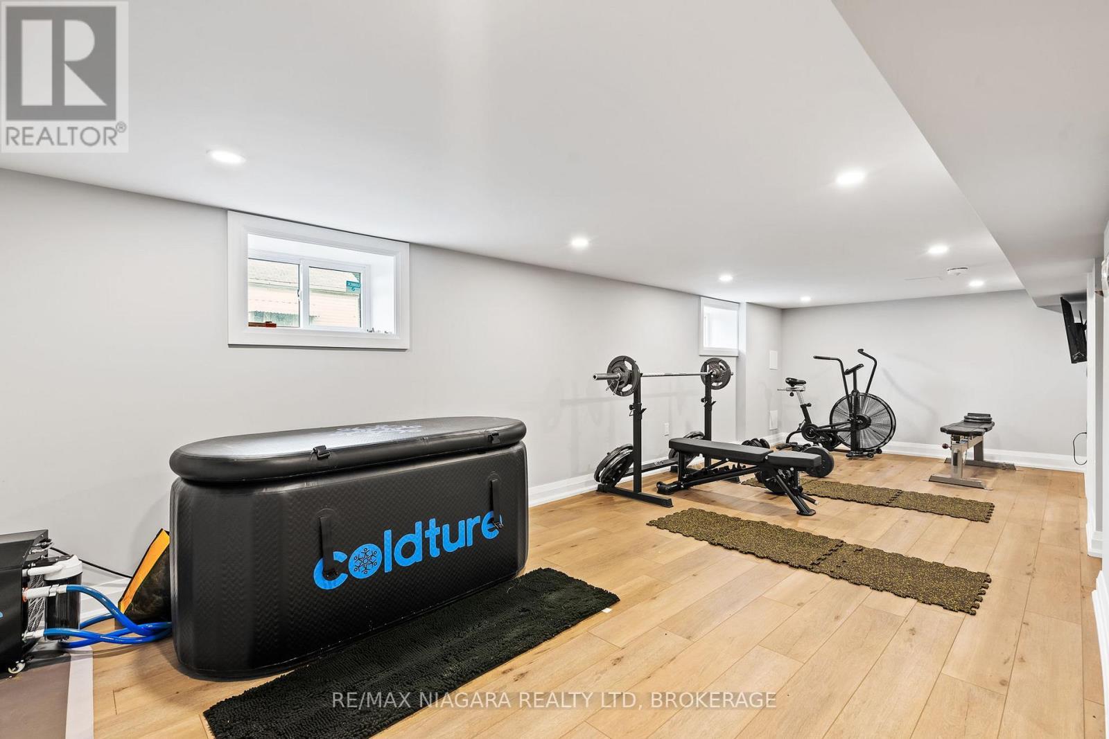 5690 Highland Avenue, Niagara Falls (Hospital), ON - Indoor Photo Showing Gym Room