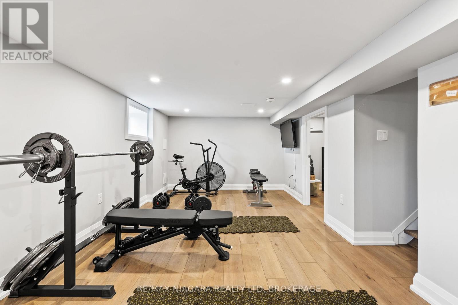 5690 Highland Avenue, Niagara Falls (Hospital), ON - Indoor Photo Showing Gym Room
