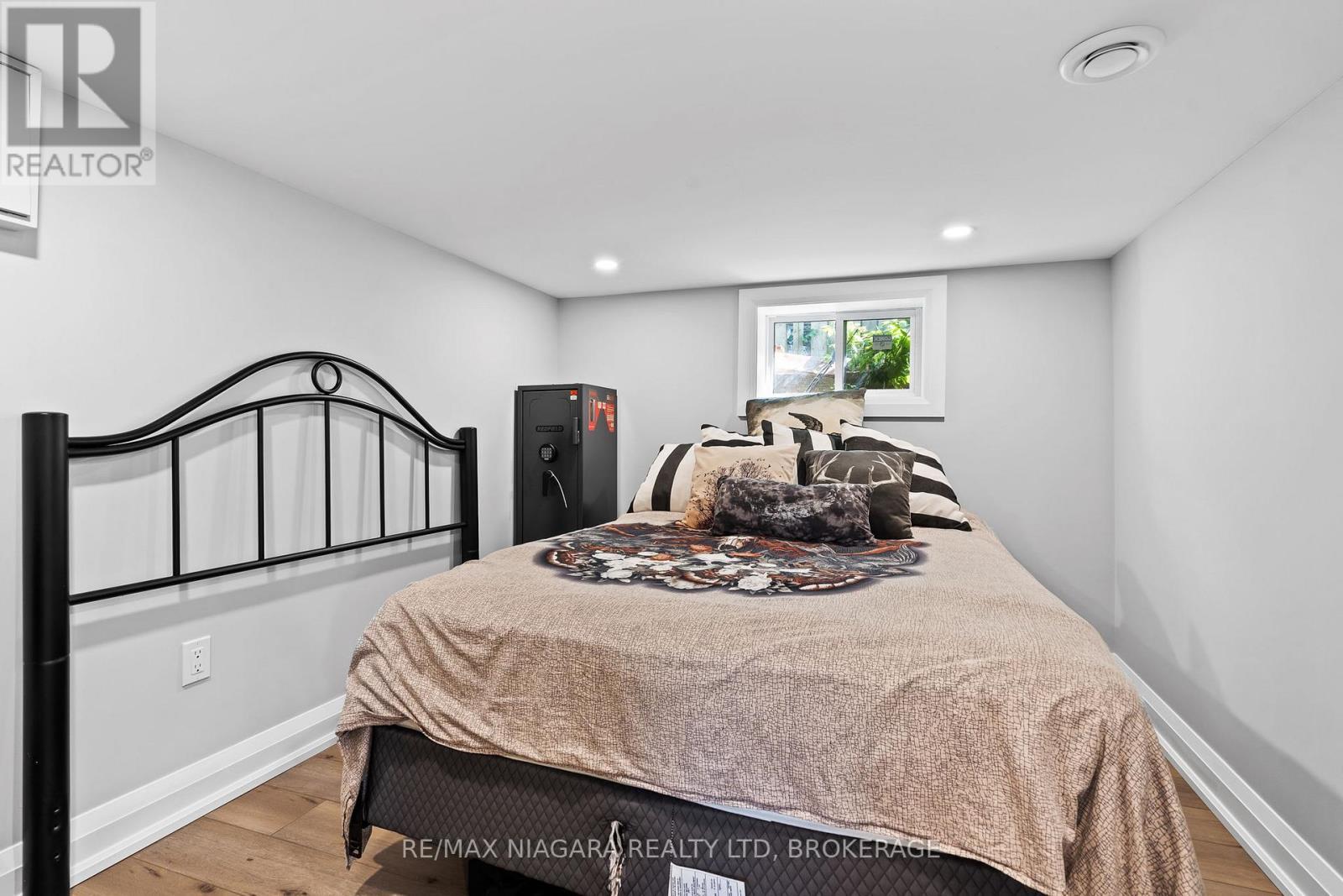 5690 Highland Avenue, Niagara Falls (Hospital), ON - Indoor Photo Showing Bedroom