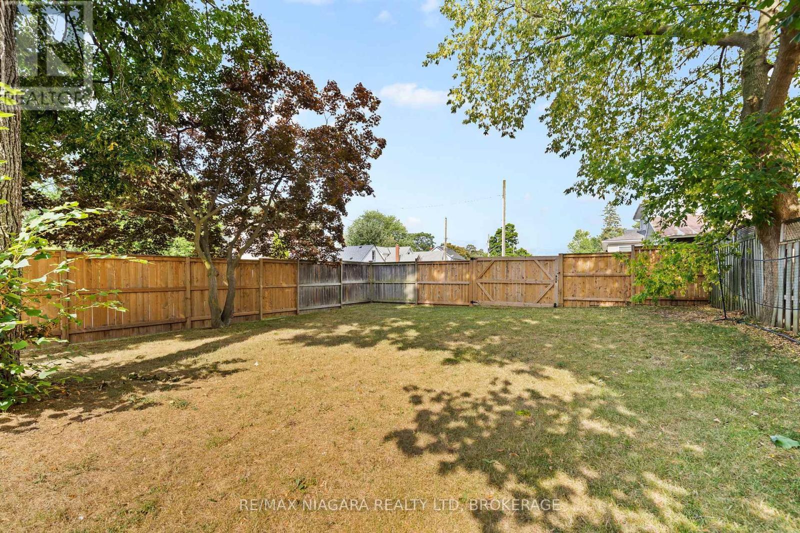 5690 Highland Avenue, Niagara Falls (Hospital), ON - Outdoor With Backyard