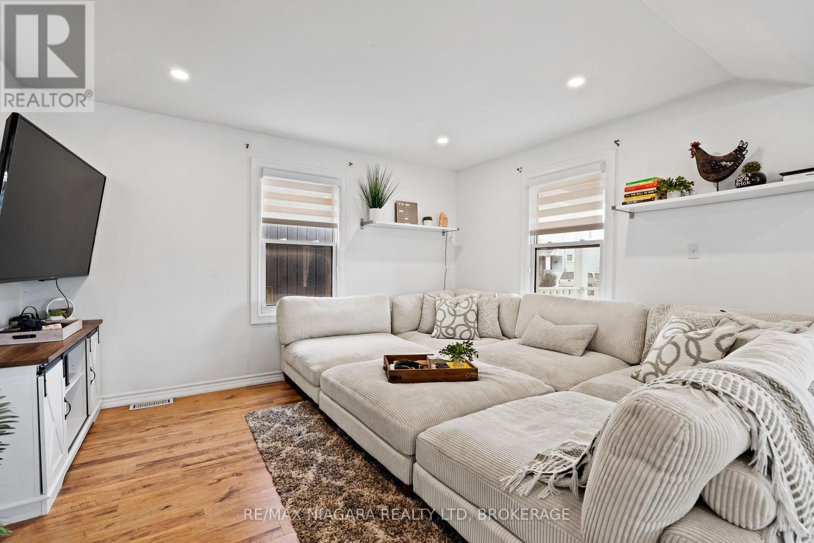 5690 Highland Avenue, Niagara Falls (Hospital), ON - Indoor Photo Showing Living Room