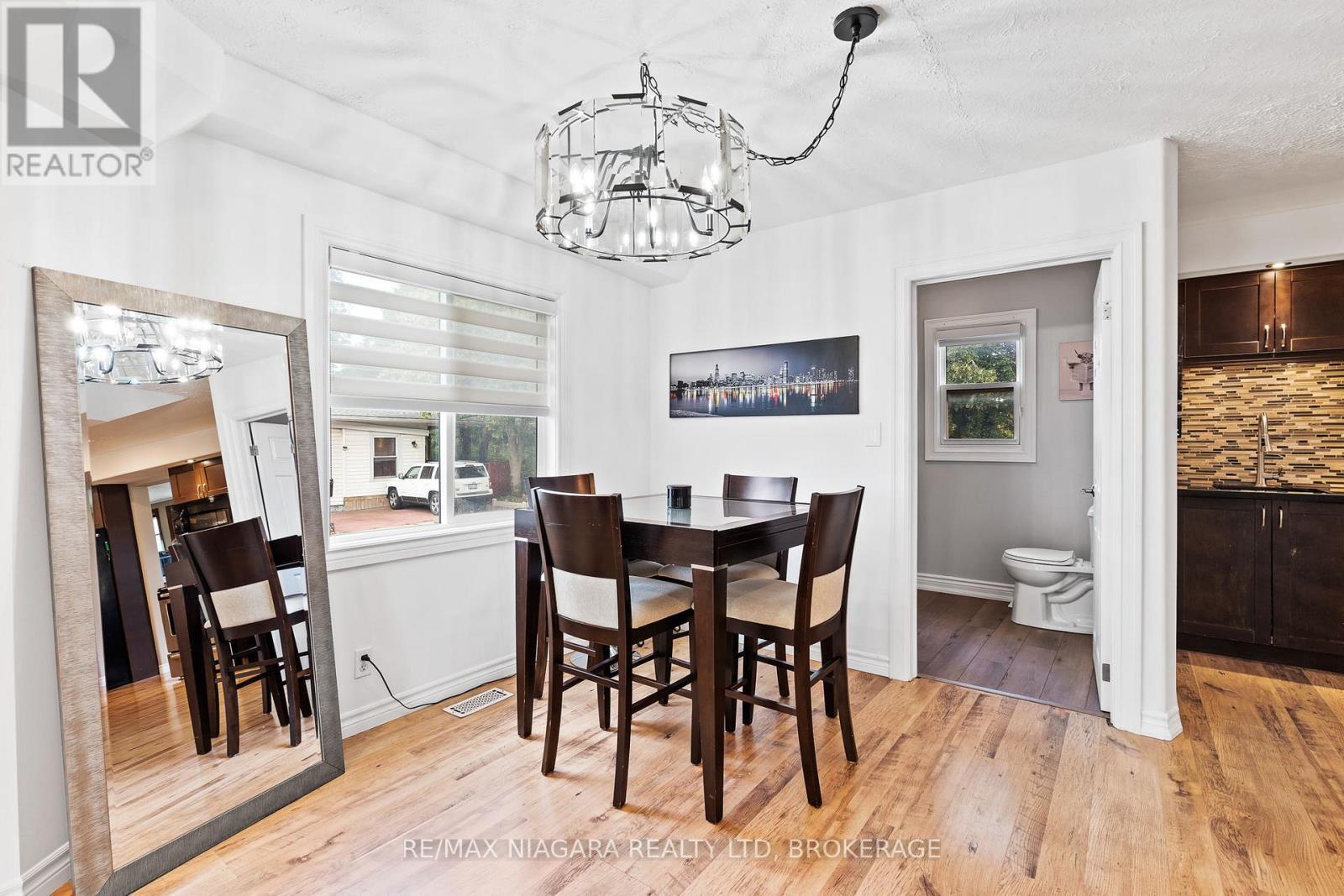 5690 Highland Avenue, Niagara Falls (Hospital), ON - Indoor Photo Showing Dining Room