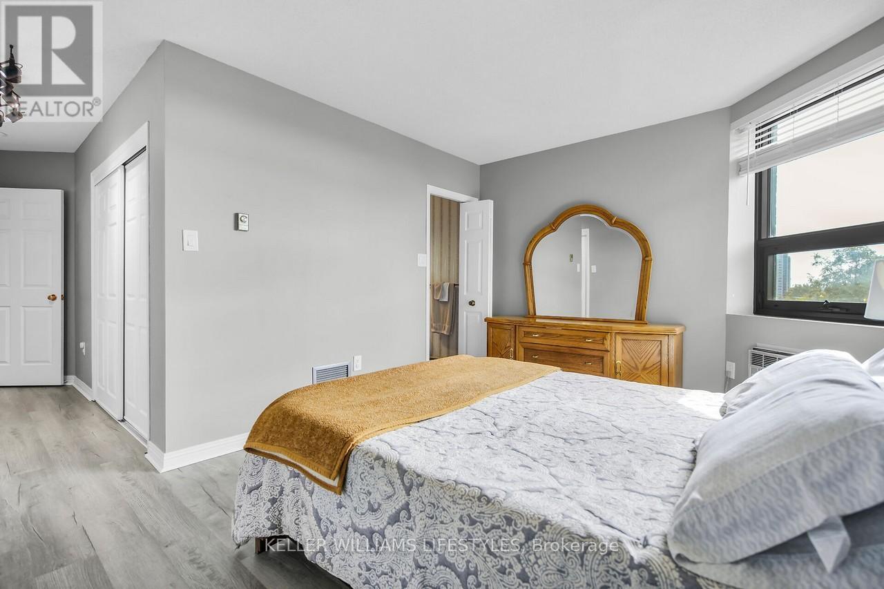 604 - 549 Ridout Street N, London East (East F), ON - Indoor Photo Showing Bedroom