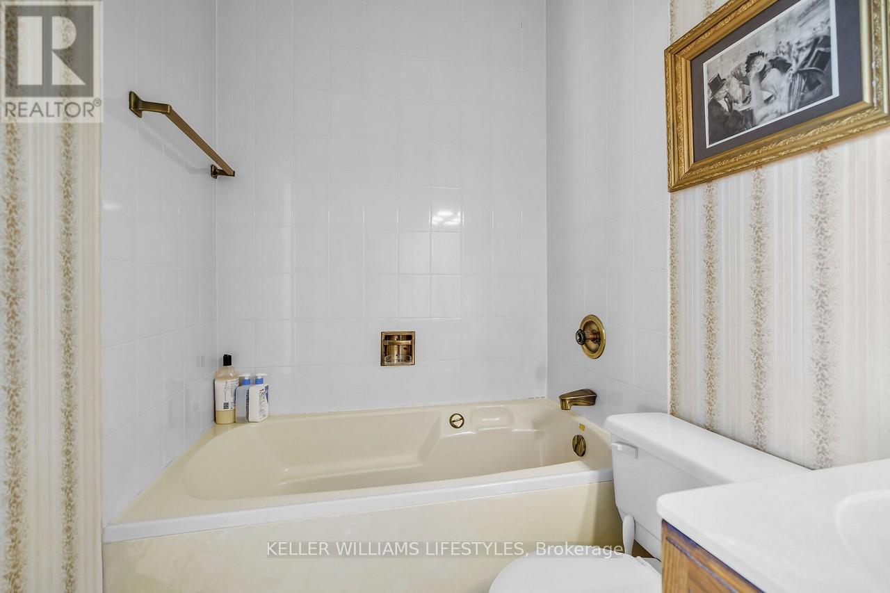 604 - 549 Ridout Street N, London East (East F), ON - Indoor Photo Showing Bathroom