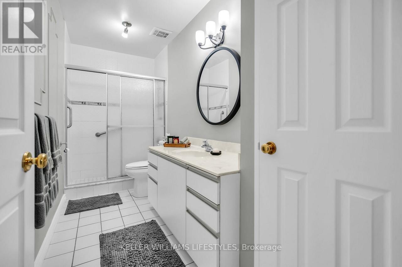 604 - 549 Ridout Street N, London East (East F), ON - Indoor Photo Showing Bathroom