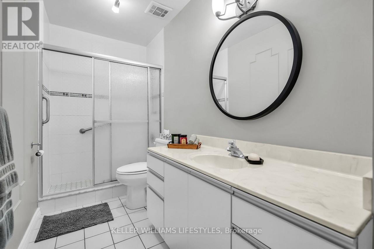 604 - 549 Ridout Street N, London East (East F), ON - Indoor Photo Showing Bathroom