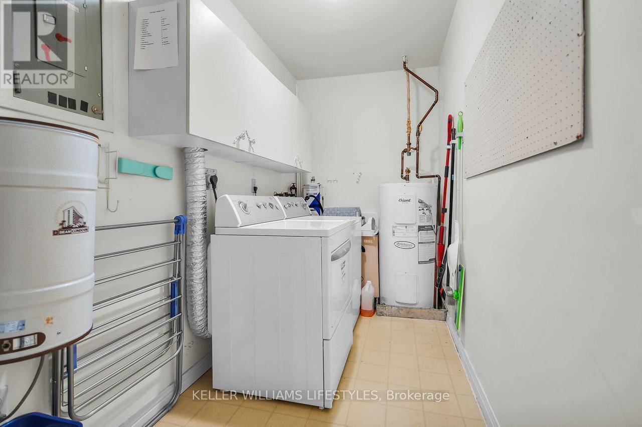 604 - 549 Ridout Street N, London East (East F), ON - Indoor Photo Showing Laundry Room