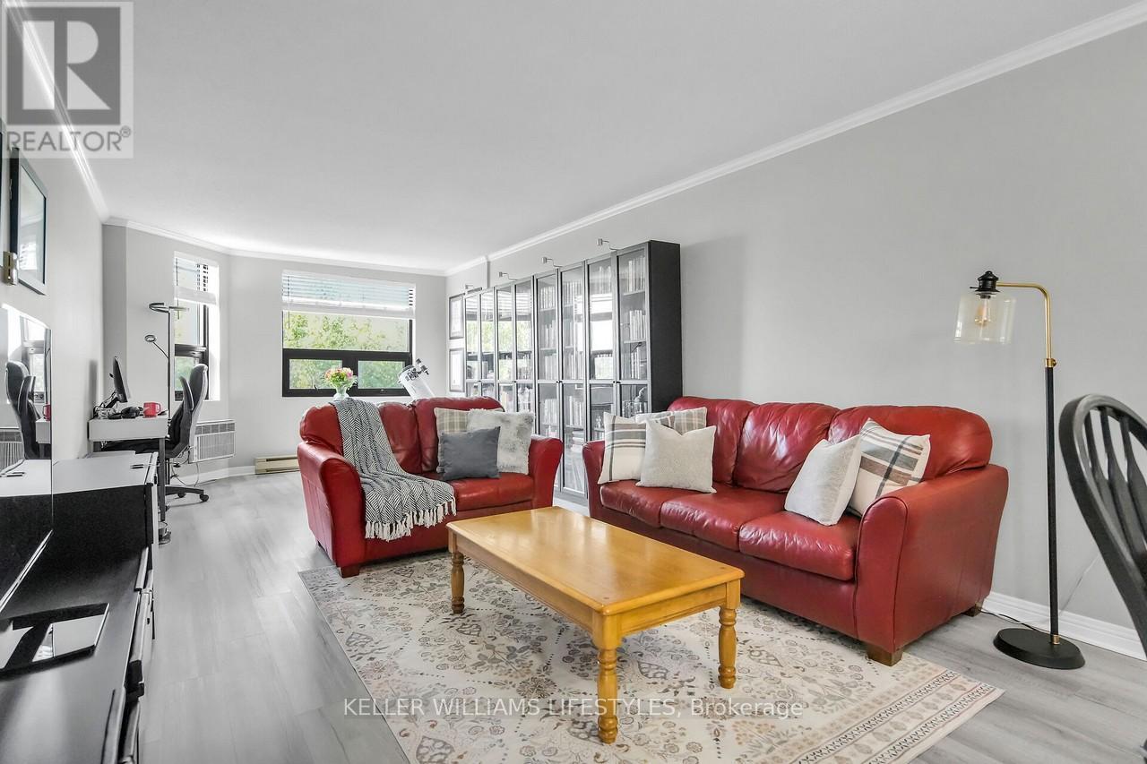 604 - 549 Ridout Street N, London East (East F), ON - Indoor Photo Showing Living Room