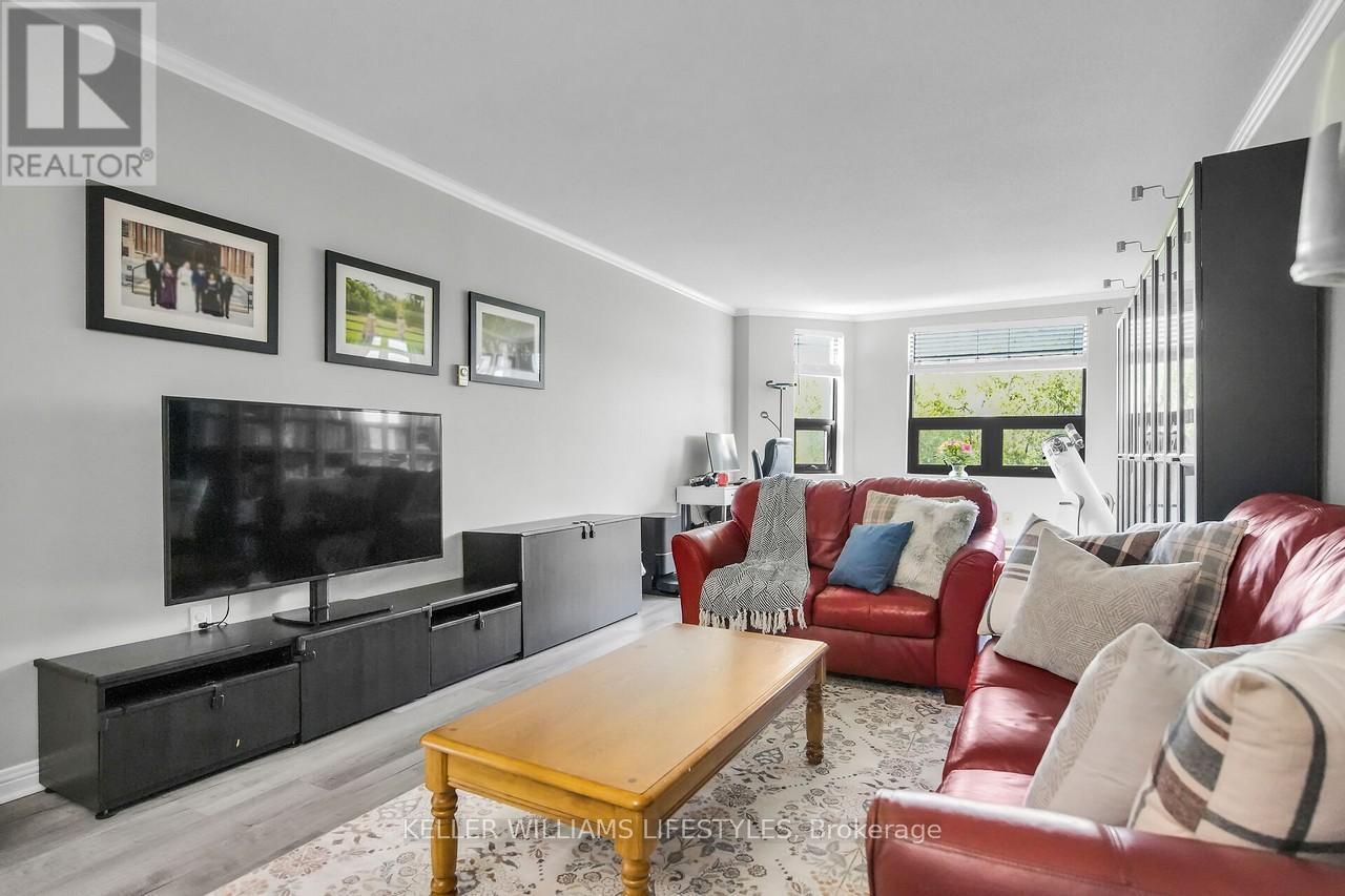 604 - 549 Ridout Street N, London East (East F), ON - Indoor Photo Showing Living Room