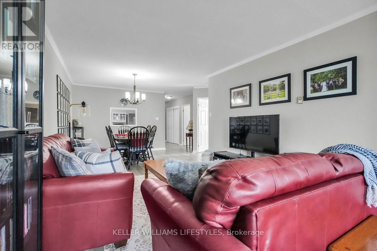 604 - 549 Ridout Street N, London East (East F), ON - Indoor Photo Showing Living Room