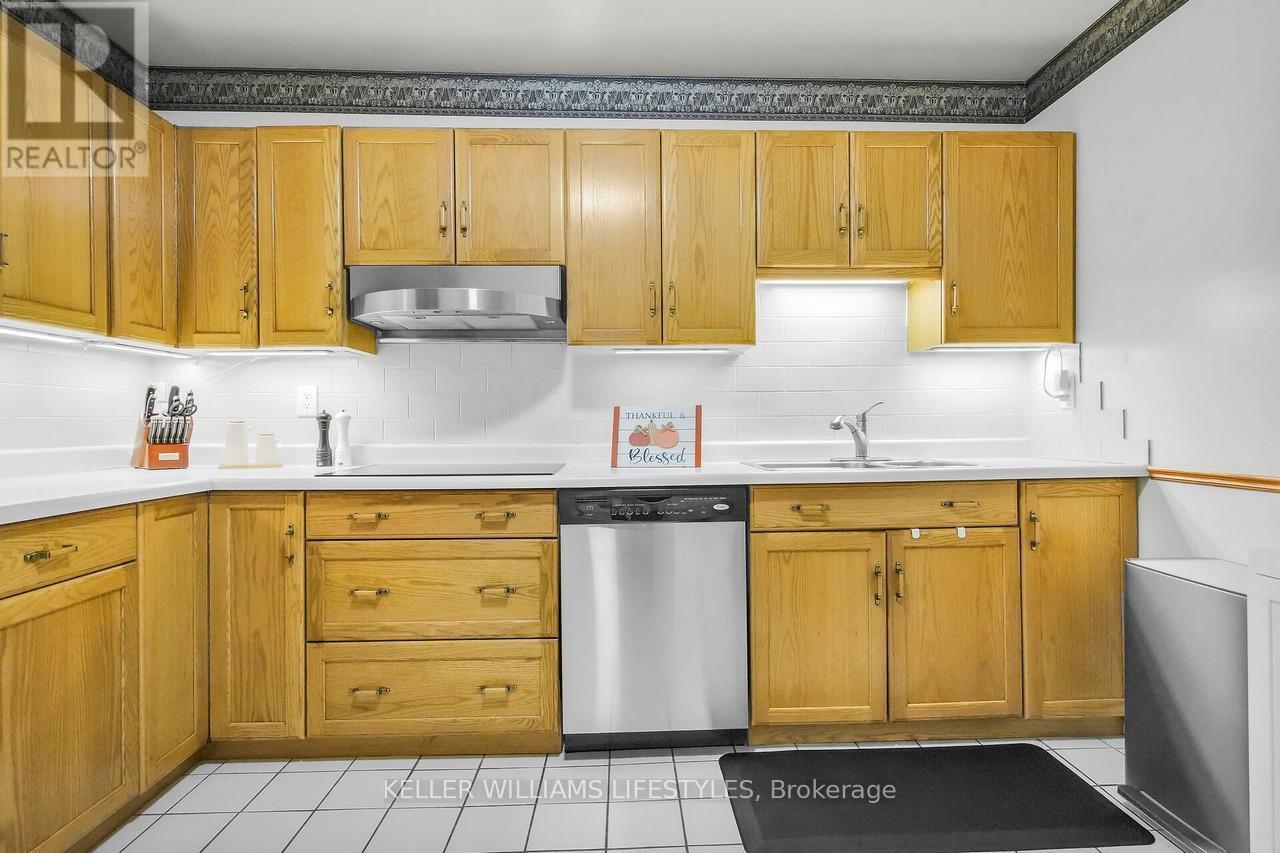 604 - 549 Ridout Street N, London East (East F), ON - Indoor Photo Showing Kitchen