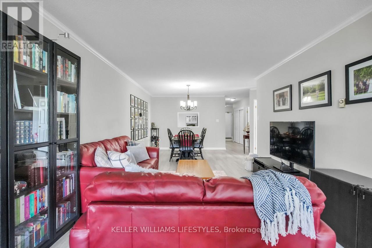 604 - 549 Ridout Street N, London East (East F), ON - Indoor Photo Showing Living Room