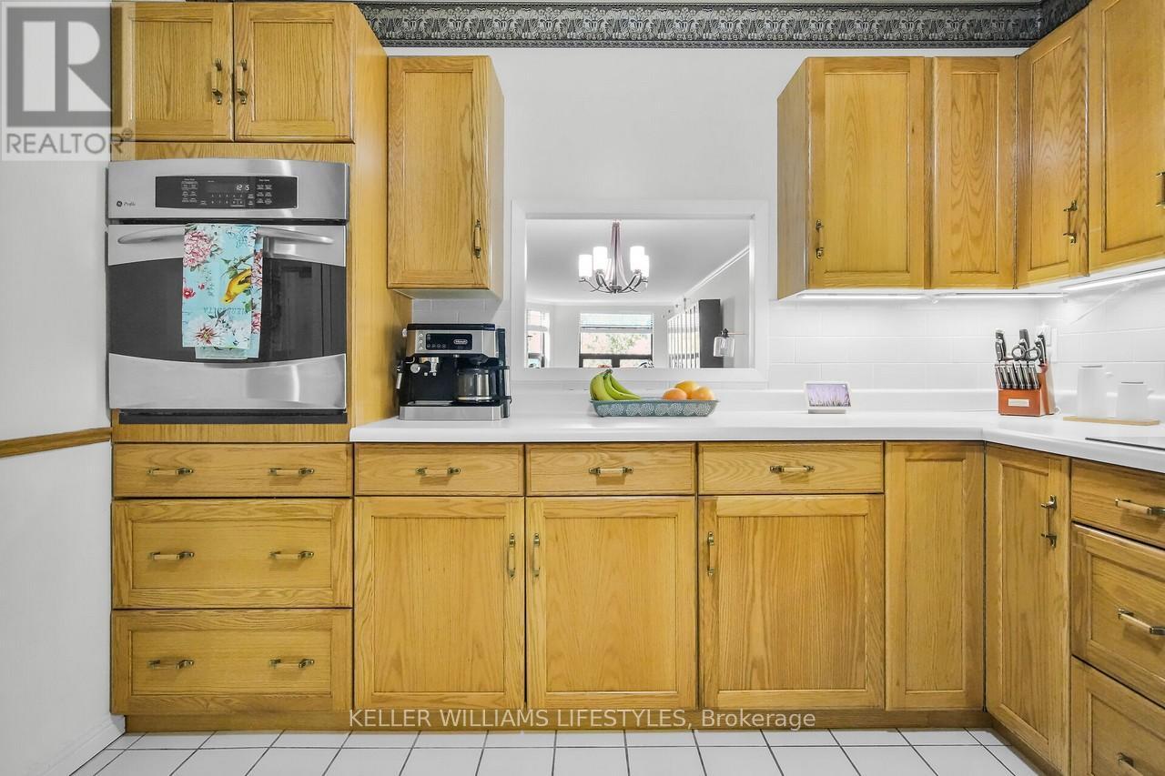 604 - 549 Ridout Street N, London East (East F), ON - Indoor Photo Showing Kitchen