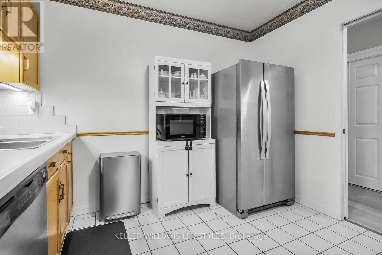 604 - 549 Ridout Street N, London East (East F), ON - Indoor Photo Showing Kitchen