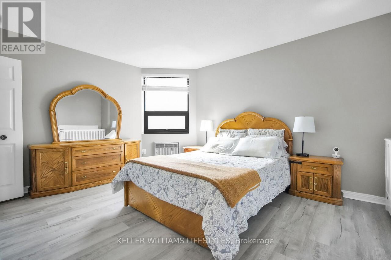 604 - 549 Ridout Street N, London East (East F), ON - Indoor Photo Showing Bedroom