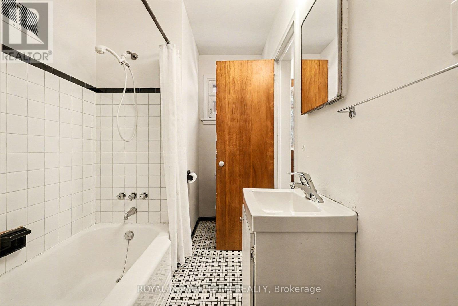 733 Halstead Street, Ottawa, ON - Indoor Photo Showing Bathroom
