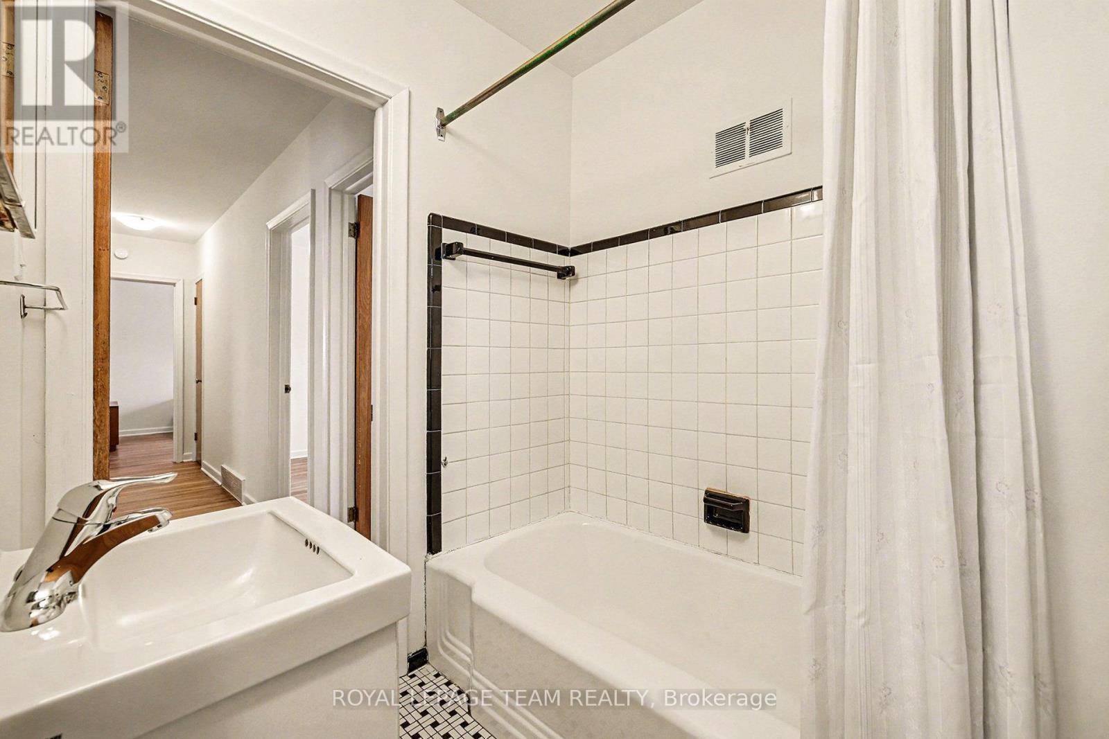 733 Halstead Street, Ottawa, ON - Indoor Photo Showing Bathroom