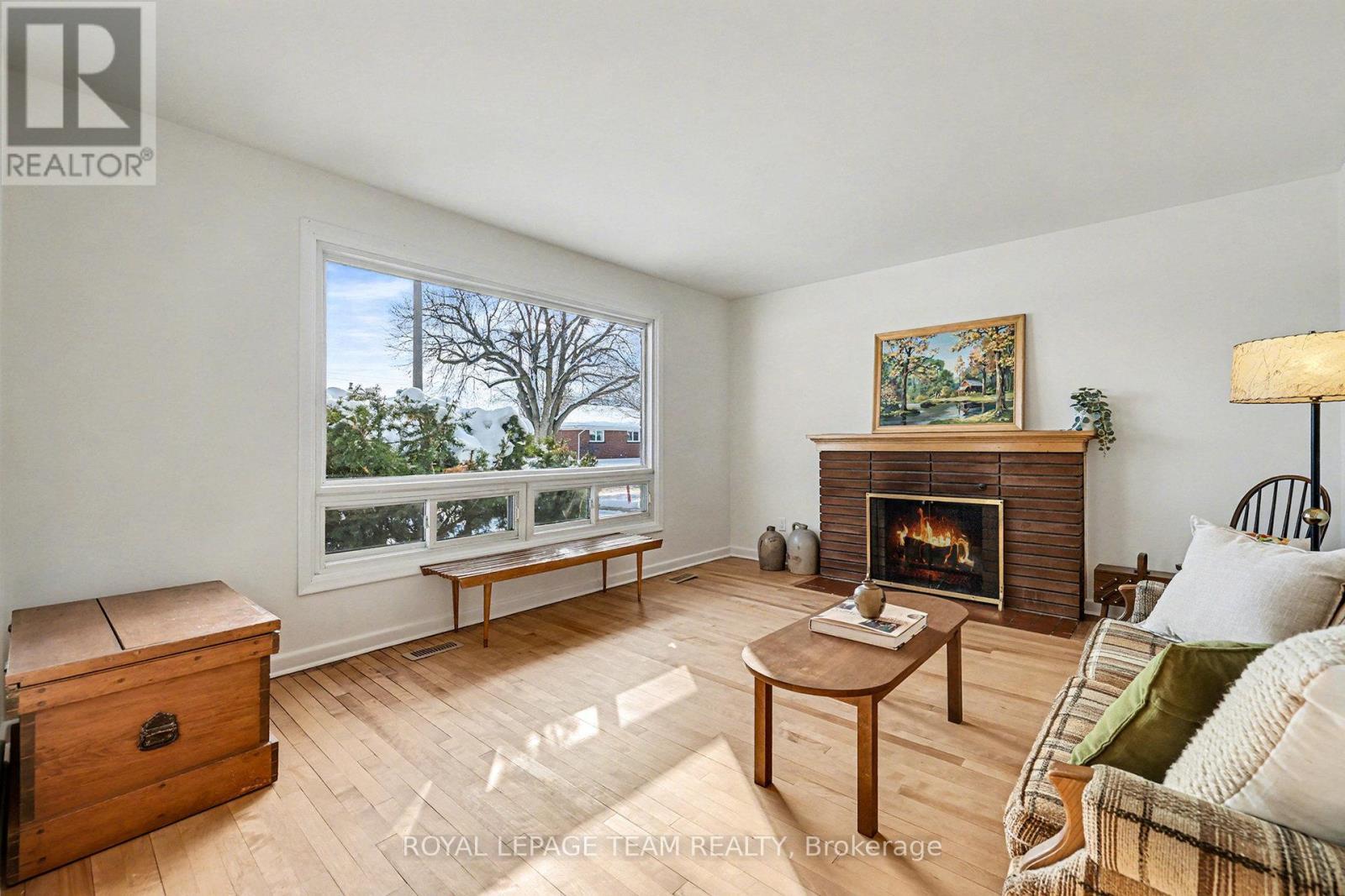 733 Halstead Street, Ottawa, ON - Indoor Photo Showing Living Room With Fireplace