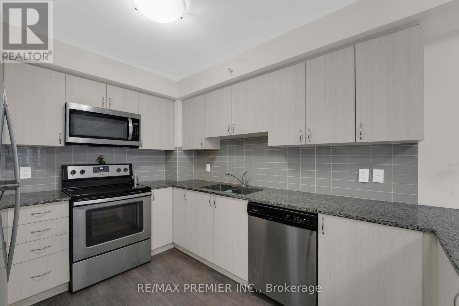 2310 - 481 Rupert Avenue, Whitchurch-Stouffville, ON - Indoor Photo Showing Kitchen With Stainless Steel Kitchen With Double Sink With Upgraded Kitchen