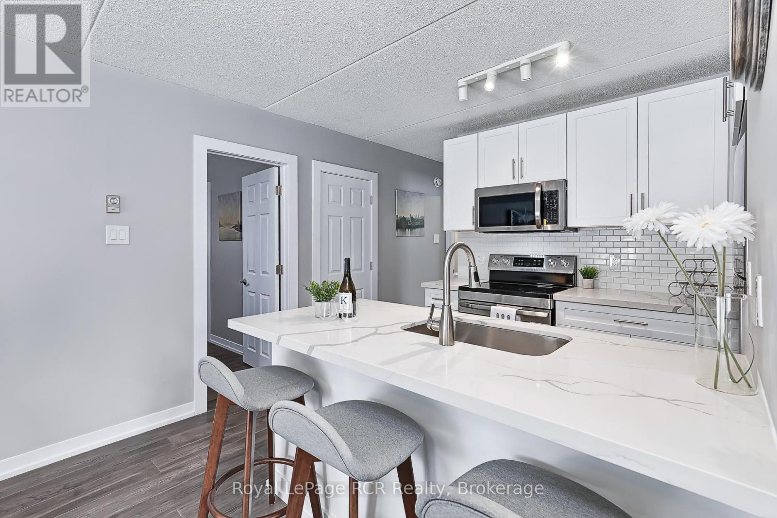 80 - 21 Dawson Drive, Collingwood, ON - Indoor Photo Showing Kitchen With Double Sink