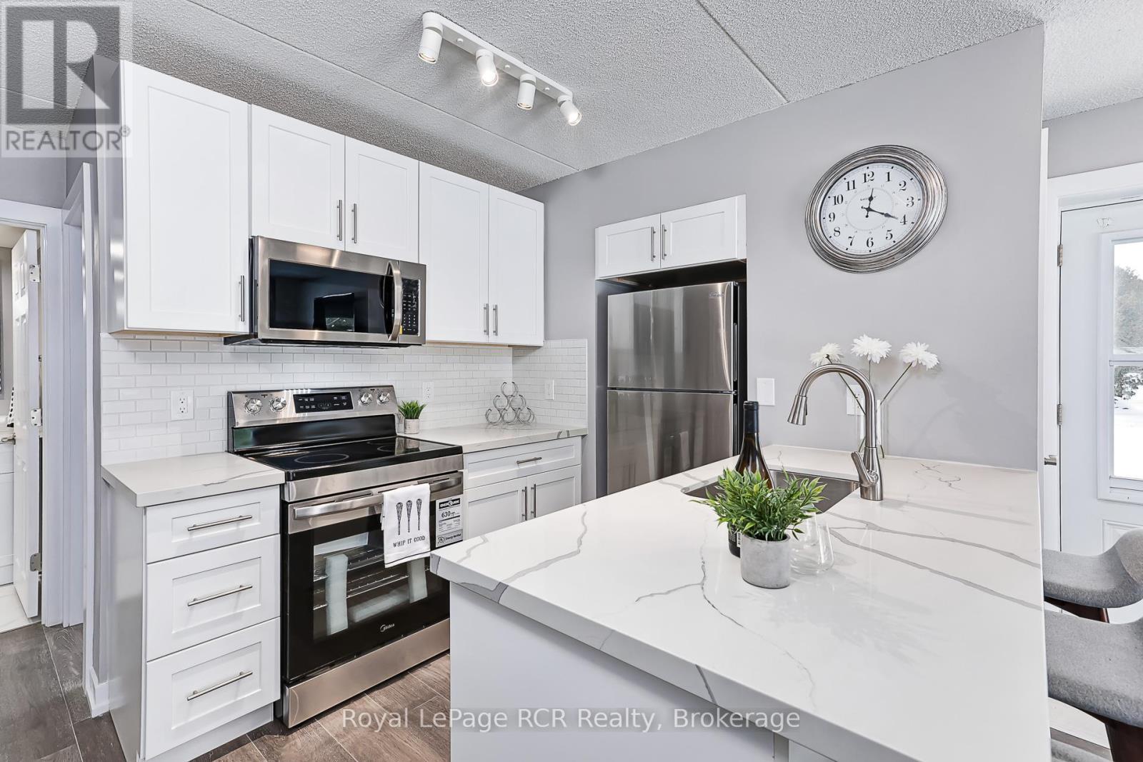 80 - 21 Dawson Drive, Collingwood, ON - Indoor Photo Showing Kitchen With Upgraded Kitchen