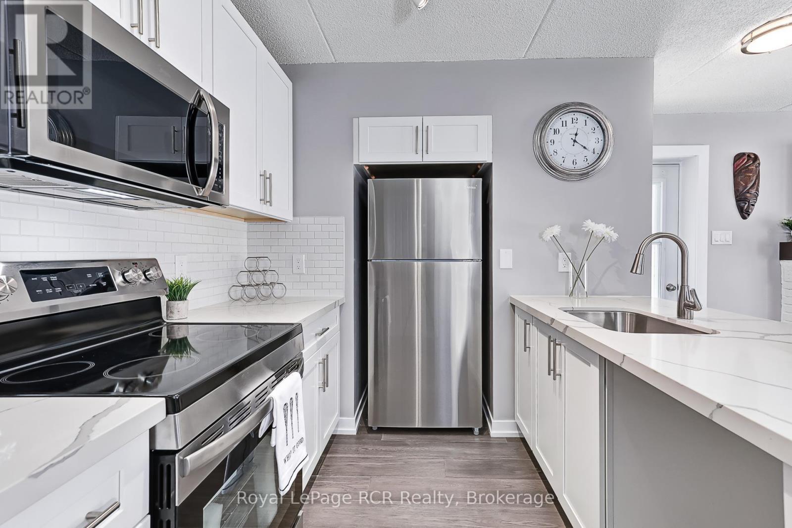 80 - 21 Dawson Drive, Collingwood, ON - Indoor Photo Showing Kitchen With Upgraded Kitchen