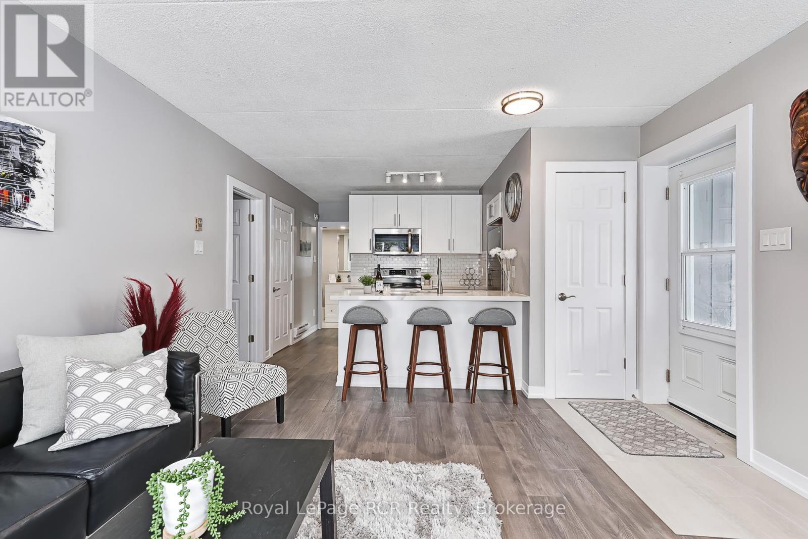 80 - 21 Dawson Drive, Collingwood, ON - Indoor Photo Showing Living Room