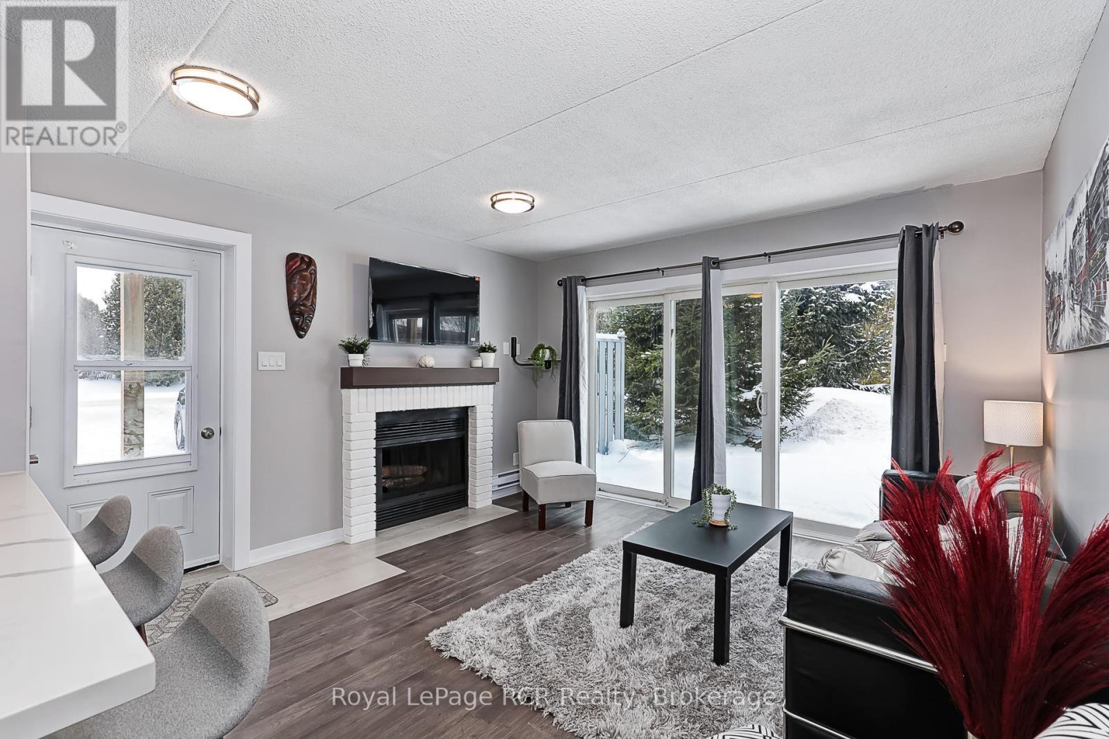 80 - 21 Dawson Drive, Collingwood, ON - Indoor Photo Showing Living Room With Fireplace