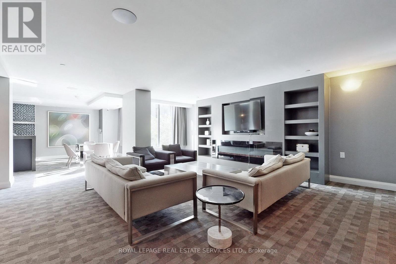 601 - 525 Adelaide Street W, Toronto, ON - Indoor Photo Showing Living Room