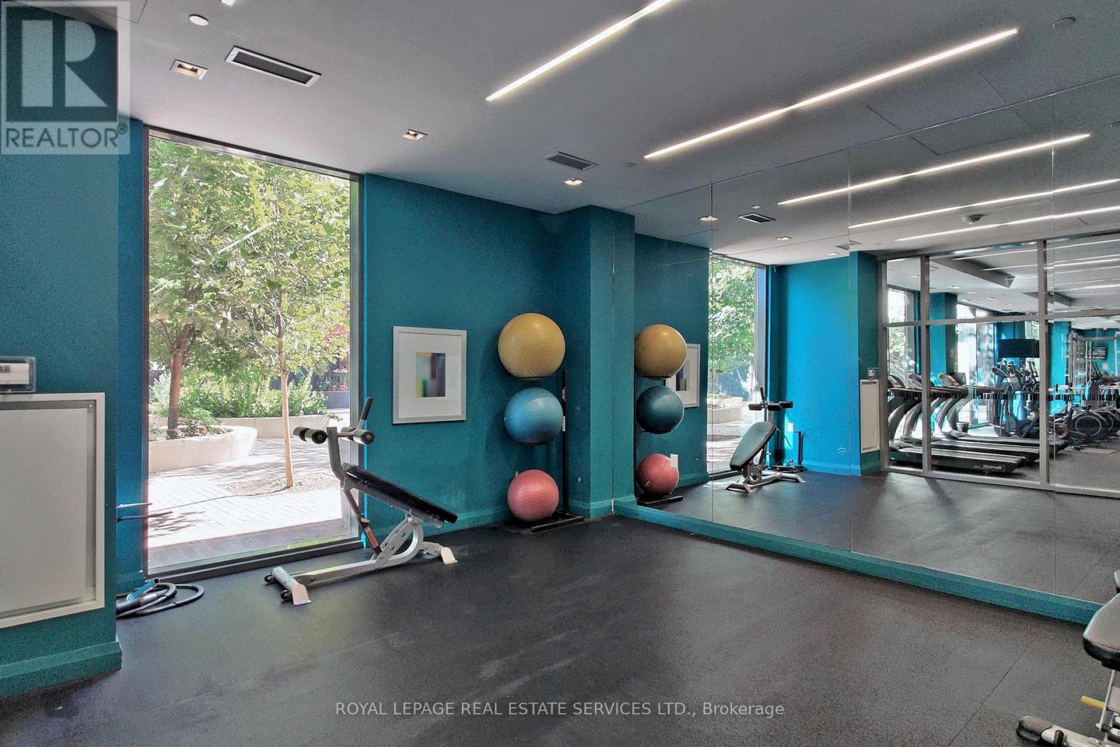 601 - 525 Adelaide Street W, Toronto, ON - Indoor Photo Showing Gym Room