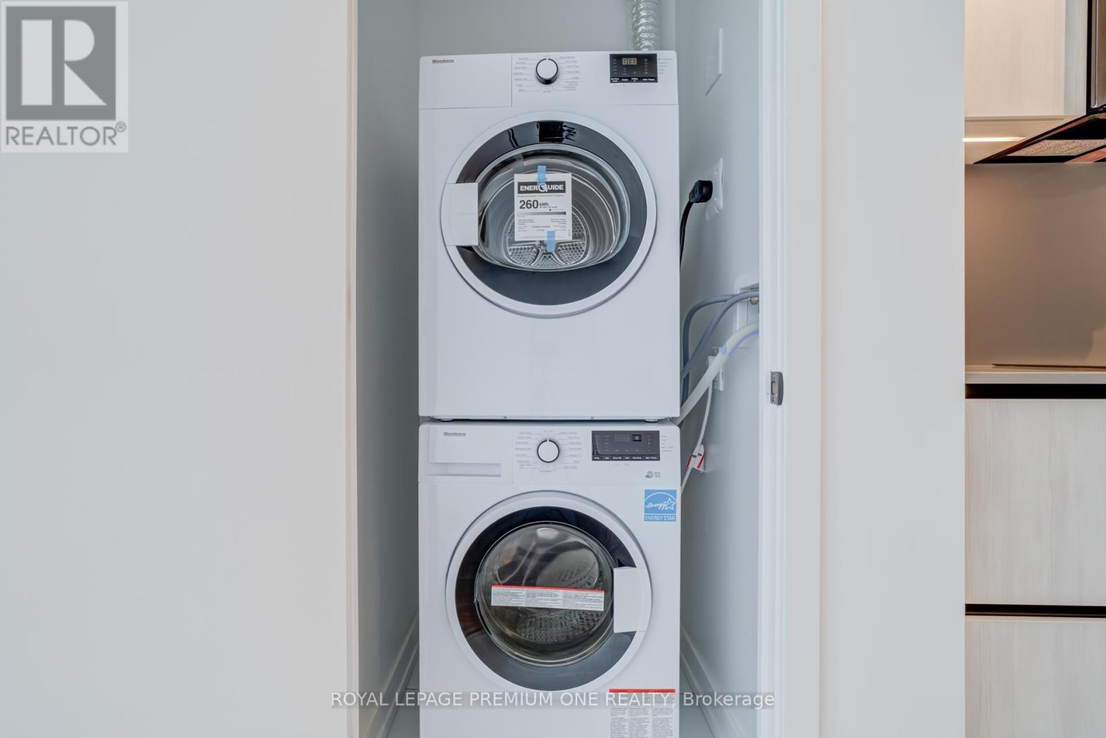 425 - 33 Parliament Street, Toronto, ON - Indoor Photo Showing Laundry Room