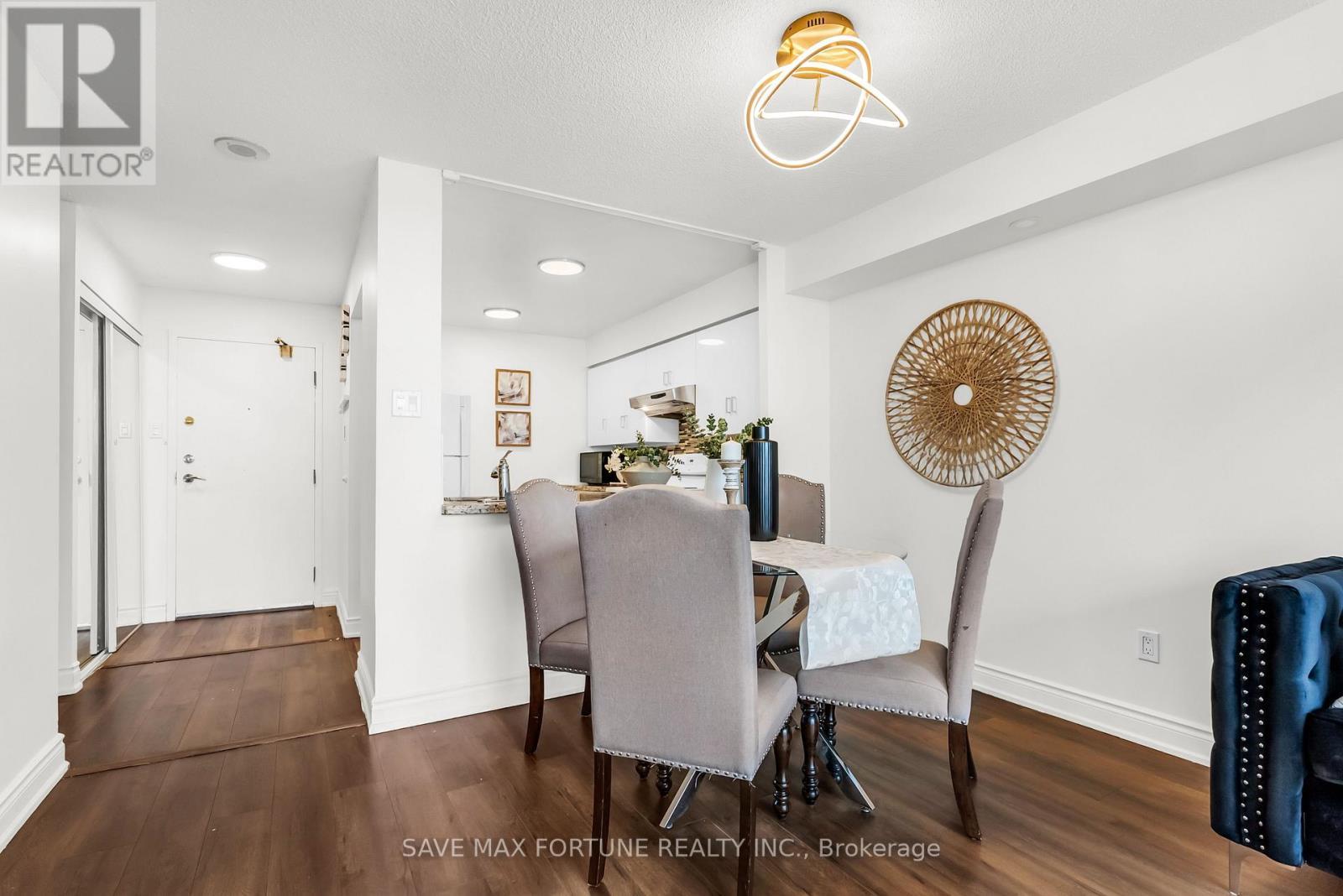 1006 - 330 Rathburn Road W, Mississauga, ON - Indoor Photo Showing Dining Room