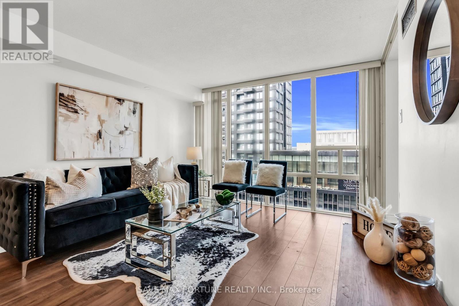 1006 - 330 Rathburn Road W, Mississauga, ON - Indoor Photo Showing Living Room