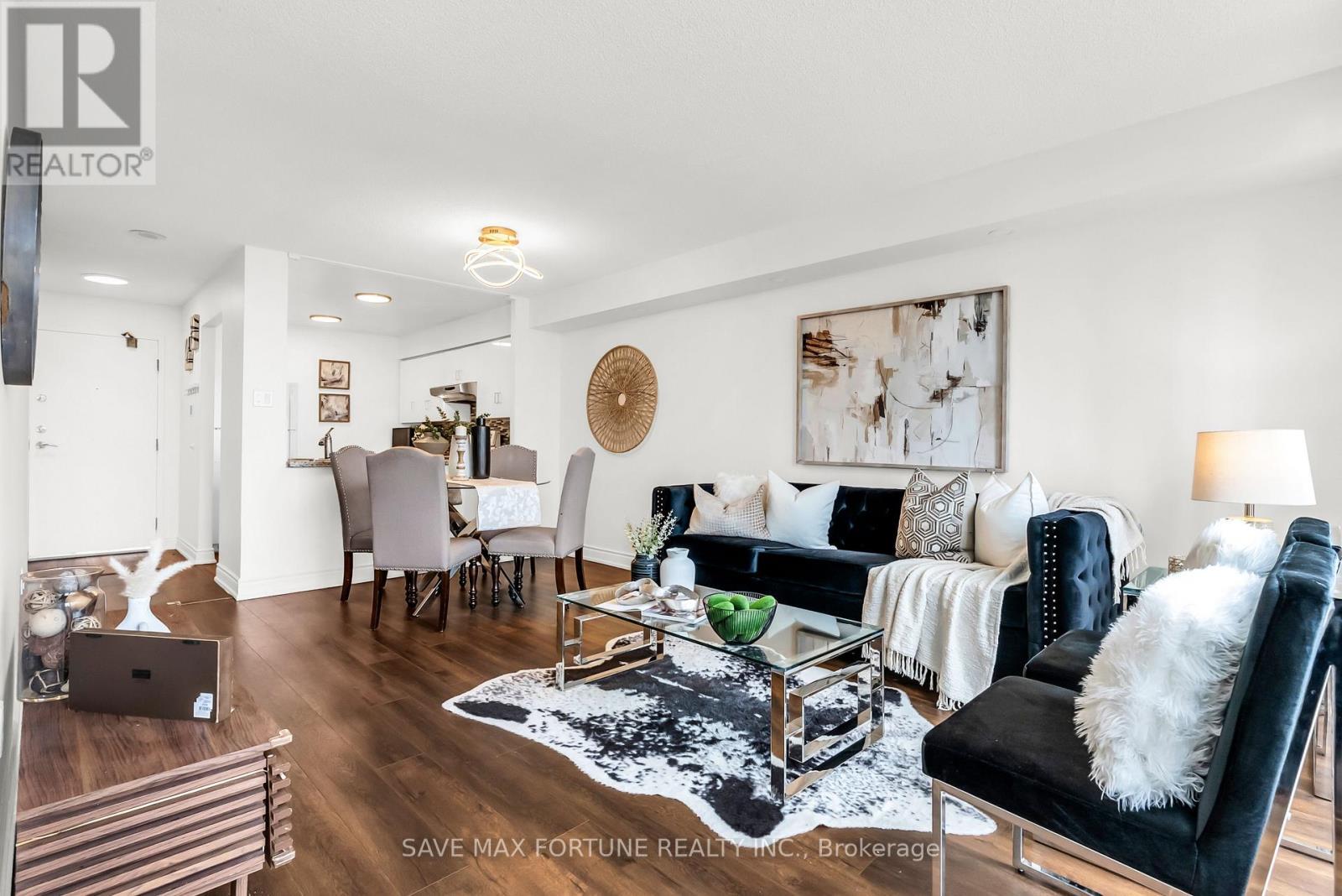 1006 - 330 Rathburn Road W, Mississauga, ON - Indoor Photo Showing Living Room